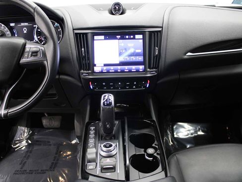 Used 2021 Maserati Levante image 25