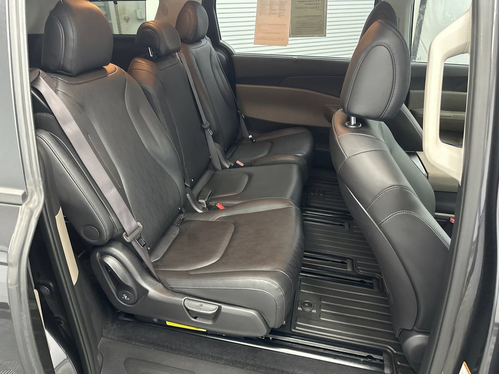 Used 2025 Kia Carnival EX FWD image 17