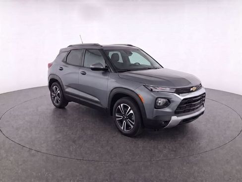 Used 2021 Chevrolet TrailBlazer LT w/ Convenience Package FWD image 2