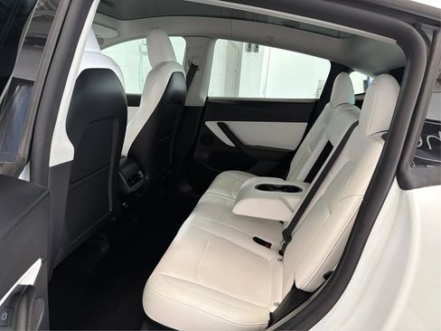 Used 2022 Tesla Model Y Long Range image 10