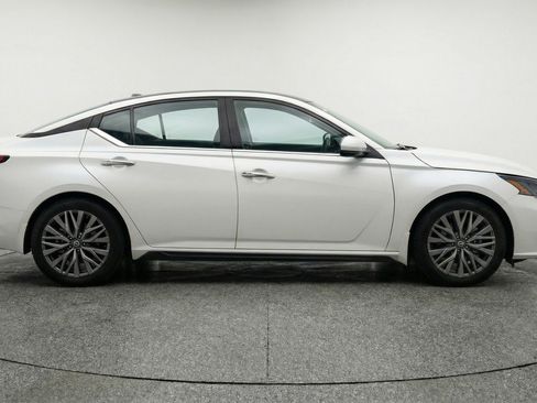 Used 2025 Nissan Altima 2.5 SV image 11