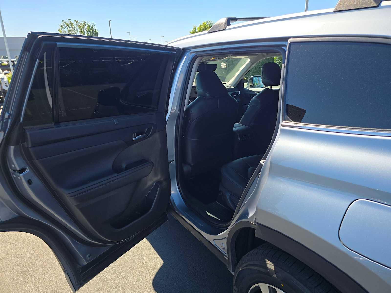 Used 2024 Toyota Highlander XLE FWD image 17