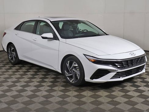 Used 2025 Hyundai Elantra Limited FWD image 2