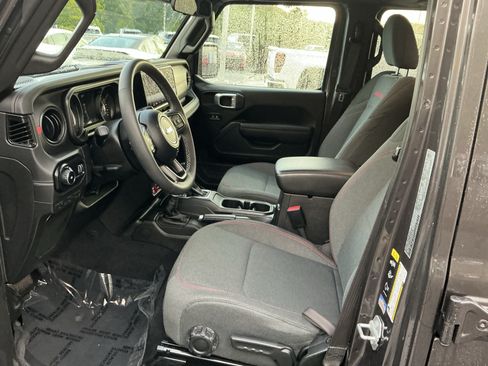 Used 2025 Jeep Wrangler Unlimited Rubicon w/ Convenience Group AWD/4WD image 10
