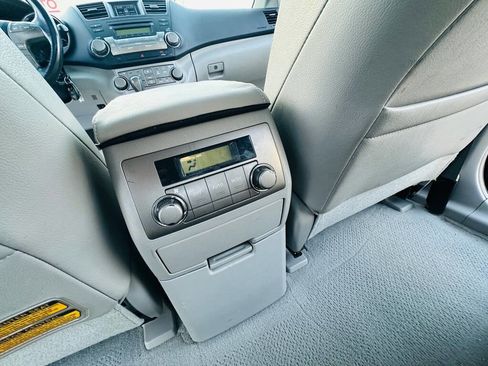 Used 2010 Toyota Highlander SE image 18