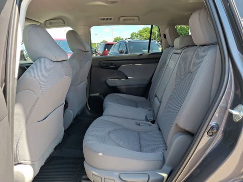 Used 2023 Toyota Highlander LE AWD/4WD image 12