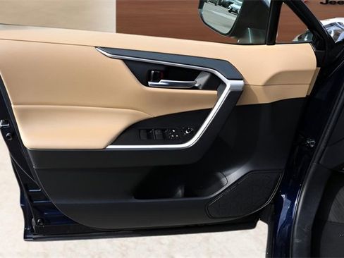 Used 2021 Toyota RAV4 XLE w/ Convenience Package image 11