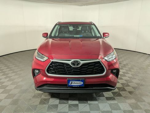 Used 2021 Toyota Highlander XLE image 2