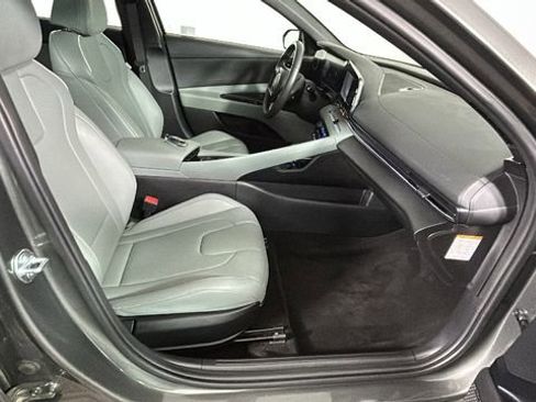 Used 2025 Hyundai Elantra Limited FWD image 30