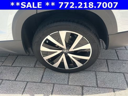 Certified 2024 Volkswagen Taos SE FWD image 11