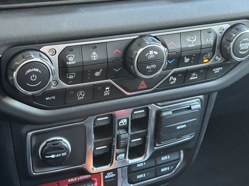 Used 2025 Jeep Gladiator Mojave w/ Safety Group AWD/4WD image 21
