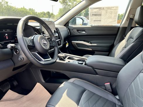 New 2025 Nissan Pathfinder Platinum w/ Black Appearance Package image 25
