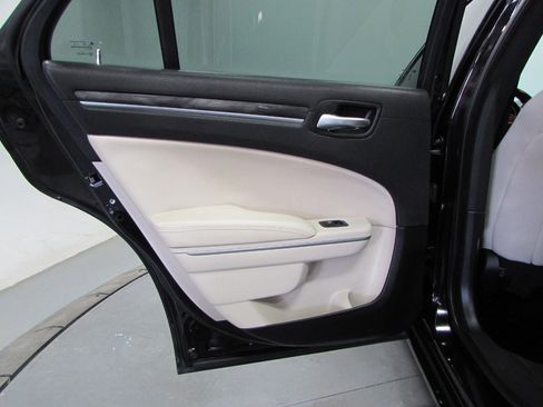 Used 2020 Chrysler 300 Touring image 14