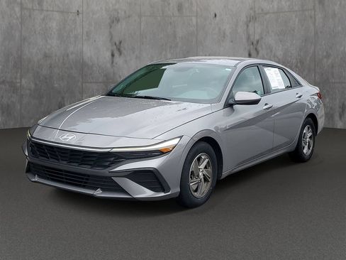 Used 2025 Hyundai Elantra SE FWD image 3