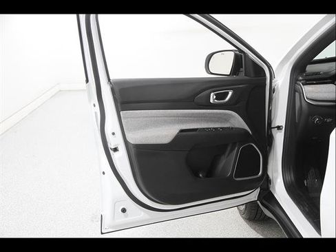 Used 2023 Jeep Compass Latitude w/ Convenience Group AWD/4WD image 4