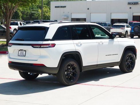 New 2025 Jeep Grand Cherokee Altitude image 4