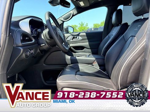 Used 2025 Chrysler Pacifica Limited FWD image 11