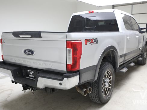 Used 2018 Ford F250 Lariat w/ Lariat Value Package AWD/4WD image 4