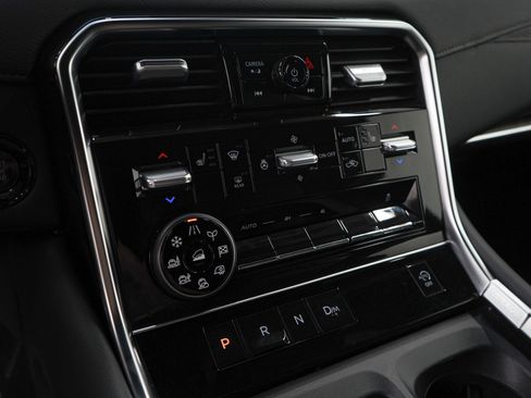 Used 2025 Nissan Armada SL image 21