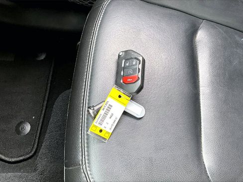 Certified 2022 Jeep Wrangler Unlimited Sahara image 32