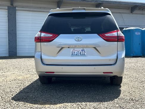 Used 2019 Toyota Sienna XLE w/ XLE Navigation Package FWD image 6