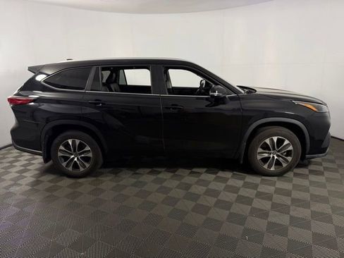 Used 2023 Toyota Highlander XLE AWD/4WD image 11