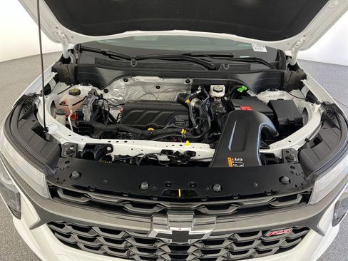 Used 2024 Chevrolet Trax RS w/ Sunroof Package FWD image 24