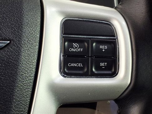 Used 2014 Chrysler Town & Country Touring image 21