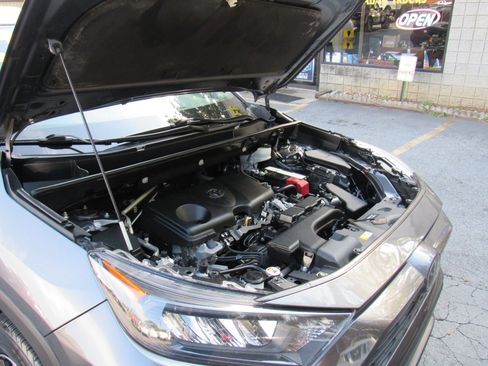 Used 2021 Toyota RAV4 LE image 17