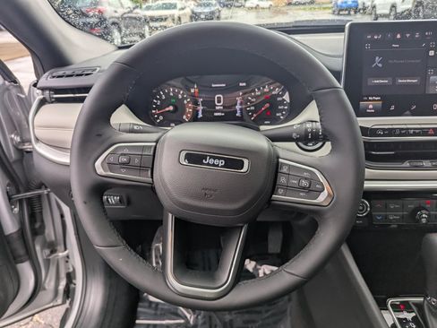 Used 2025 Jeep Compass Limited AWD/4WD image 32