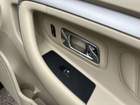 Used 2013 Ford Taurus SE image 22