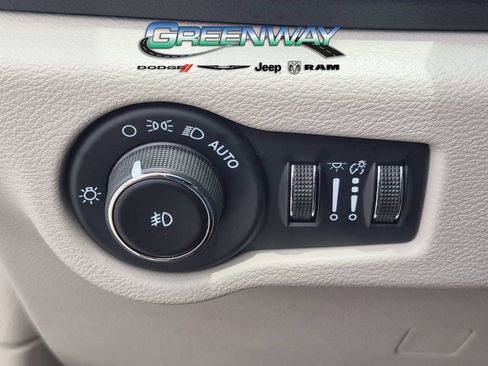 Used 2023 Chrysler Pacifica Touring-L FWD image 21