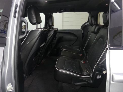 Used 2018 Chrysler Pacifica Limited w/ Advanced Safetytec Group FWD image 26