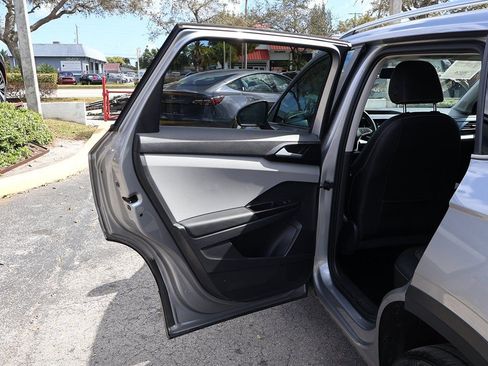 Used 2022 Volkswagen Taos SE image 21