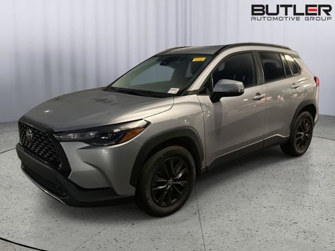Used 2022 Toyota Corolla Cross LE FWD image 2