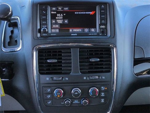 Certified 2019 Dodge Grand Caravan SXT image 18