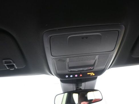 Used 2025 Chevrolet Traverse LT image 12