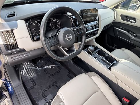 Used 2025 Nissan Pathfinder SL FWD image 18