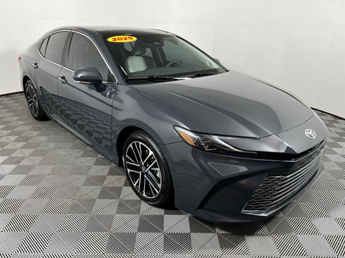 Used 2025 Toyota Camry XLE image 3