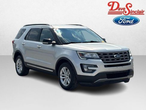 Used 2016 Ford Explorer XLT w/ Equipment Group 202A FWD image 4