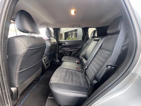 Used 2024 Mitsubishi Outlander SE image 18