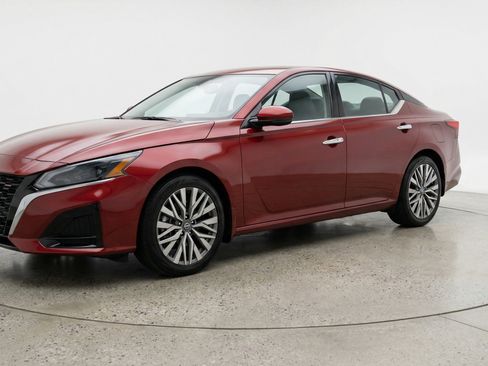 Used 2025 Nissan Altima 2.5 SV FWD image 3