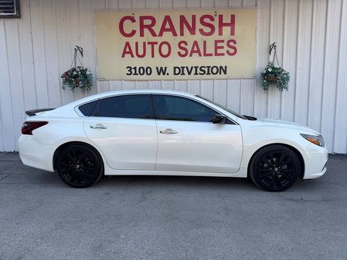 Used 2017 Nissan Altima 2.5 SR w/ Midnight Edition Package FWD image 5