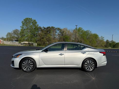 Used 2024 Nissan Altima 2.5 SV image 2