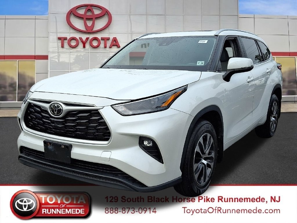 Used 2023 Toyota Highlander XLE AWD/4WD image 3