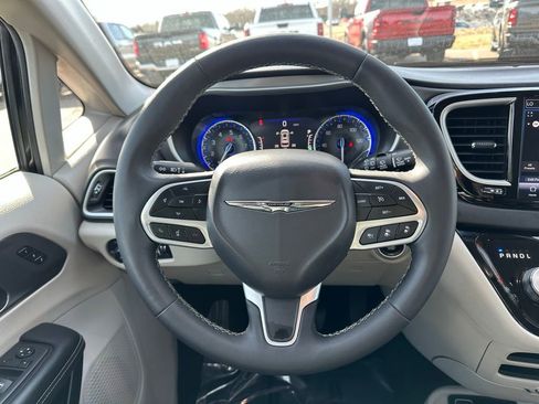 Used 2024 Chrysler Pacifica Touring-L image 24
