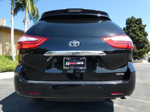 Used 2018 Toyota Sienna Limited image 10