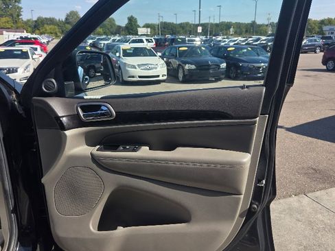 Used 2012 Jeep Grand Cherokee Laredo image 16