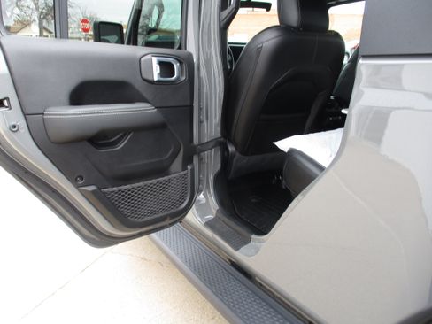 Used 2021 Jeep Gladiator Overland w/ Popular Equipment Package image 15