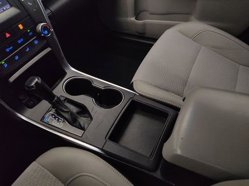Used 2017 Toyota Camry SE w/ Moonroof Package FWD image 26